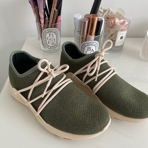 Vessi Shoes Size W 6